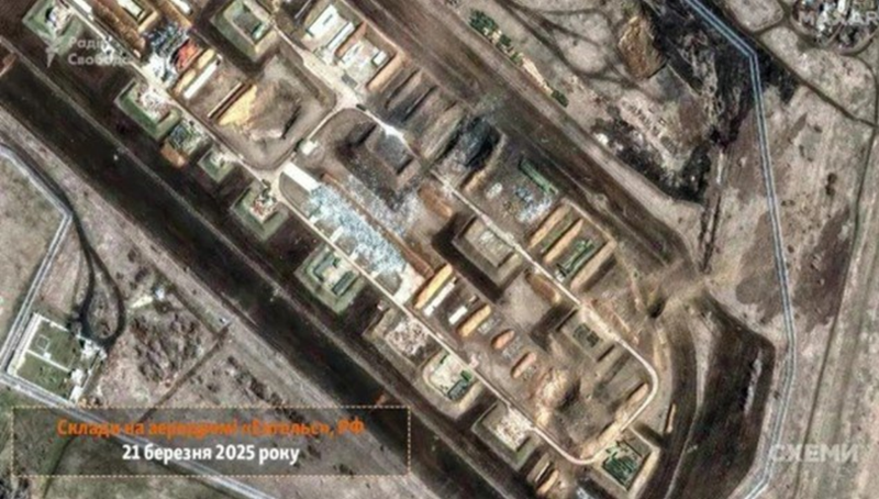 Theo tờ Defense Express (Ukraine), căn cứ này của quân đội Nga lưu trữ nhiều tên lửa hành trình được sử dụng cho máy bay ném bom chiến lược. Dựa trên ảnh vệ tinh vào tháng 8 và tháng 11/2024, nhiều tên lửa được đặt lộ thiên ngoài trời. Tuy nhiên, khu vực bị tấn công lần này không nhất thiết là kho tên lửa, mà cũng có thể là kho bom hàng không. Dựa trên các video vụ nổ, khả năng cao là kho bom hàng không bị phá hủy. Ảnh: Maxar