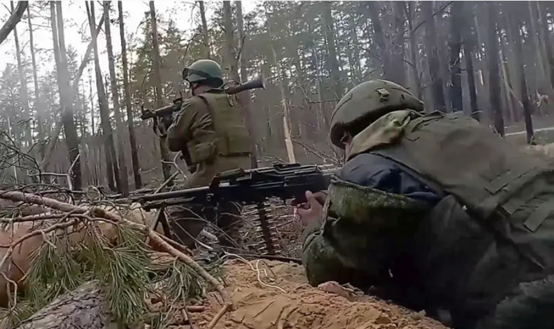 Đáng chú ý, trong cuộc tấn công, quân đội Ukraine đã áp dụng chiến thuật tương tự như quân đội Nga, tức là từ bỏ các cuộc đột kích quy mô lớn và thay vào đó sử dụng các nhóm bộ binh nhỏ để thâm nhập và tấn công. Ảnh: Top War