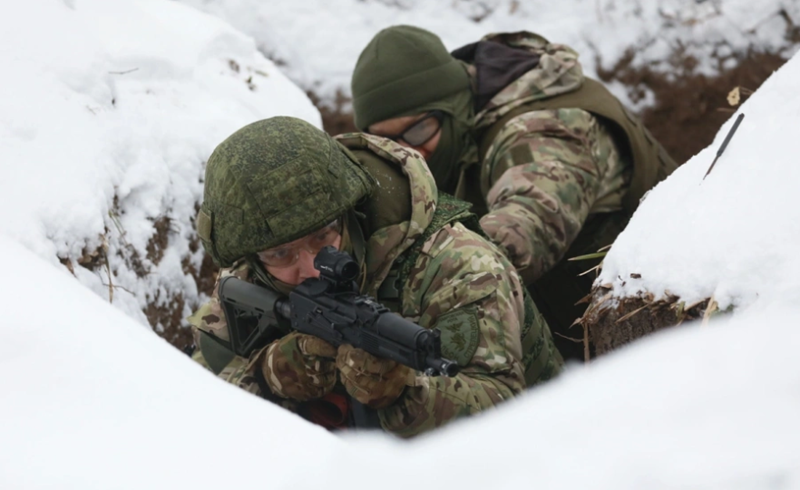 Bộ binh Ukraine di chuyển bằng xe địa hình để nhanh chóng chiếm lĩnh các khu rừng và đồn điền xung quanh làng, sau đó đào chiến hào để củng cố vị trí. Khi tập hợp đủ quân số, họ mới phát động tấn công, trong khi xe bọc thép và xe tăng đóng vai trò yểm trợ hỏa lực tầm gần. Ảnh: TASS