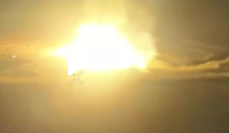 Các video được chia sẻ trên mạng cho thấy bầu trời đêm rực sáng bởi ngọn lửa từ các vụ nổ. Hãng tin Sputnik của Nga ngày 21/3 cho biết phía Nga cáo buộc Ukraine đã vi phạm thỏa thuận ngừng bắn. Ảnh: Telegram