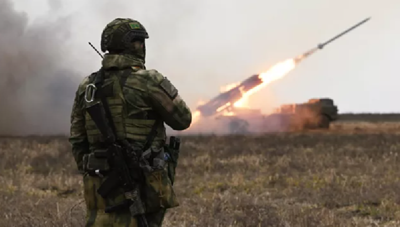 Tờ Le Monde (Pháp) dẫn lời một sĩ quan Ukraine xác nhận “cơ sở sản xuất vũ khí chủ chốt tại Shostka đã bị phá hủy”. Shostka nằm cách biên giới Nga chưa đến 50 km, khiến thị trấn này trở thành mục tiêu dễ tiếp cận. Giới chức địa phương Ukraine xác nhận vụ tấn công, cho biết Nga đã phóng 4 tên lửa vào lúc 3 giờ sáng và 9 quả khác sau đó 5 tiếng. Ảnh: RIA Novosti