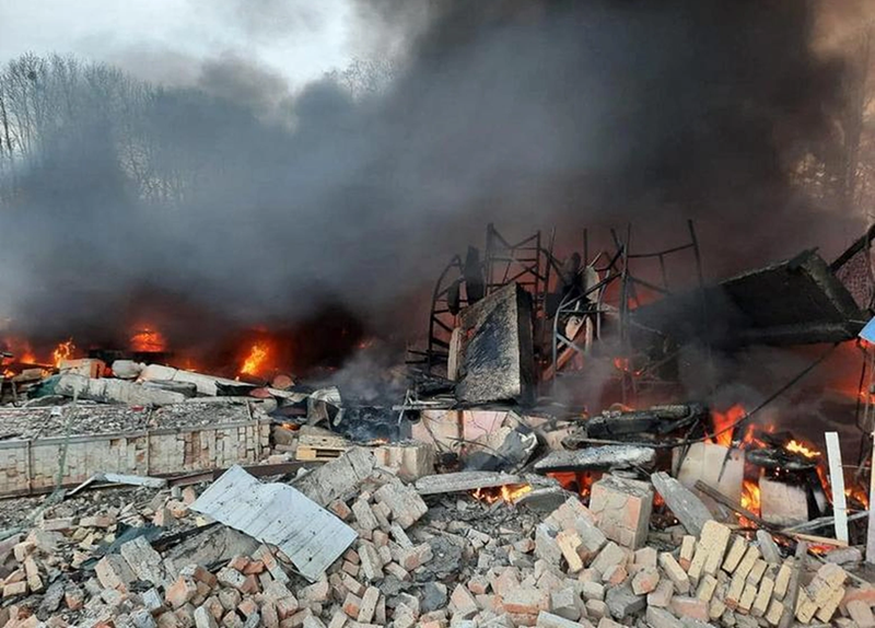 Tình huống tương tự xảy ra vào tháng 11/2024, khi Nga sử dụng tên lửa đạn đạo tầm trung “Oreshnik” để không kích nhà máy cơ khí phía Nam ở Dnipro. Nhà máy này vốn là cơ sở sản xuất tên lửa từ thời Liên Xô và tiếp tục đảm nhiệm việc sản xuất tên lửa Neptune, Thunder-2, cũng như sửa chữa xe bọc thép. Điều này khiến cơ sở trở thành mục tiêu ưu tiên. Ảnh minh họa: Reuters