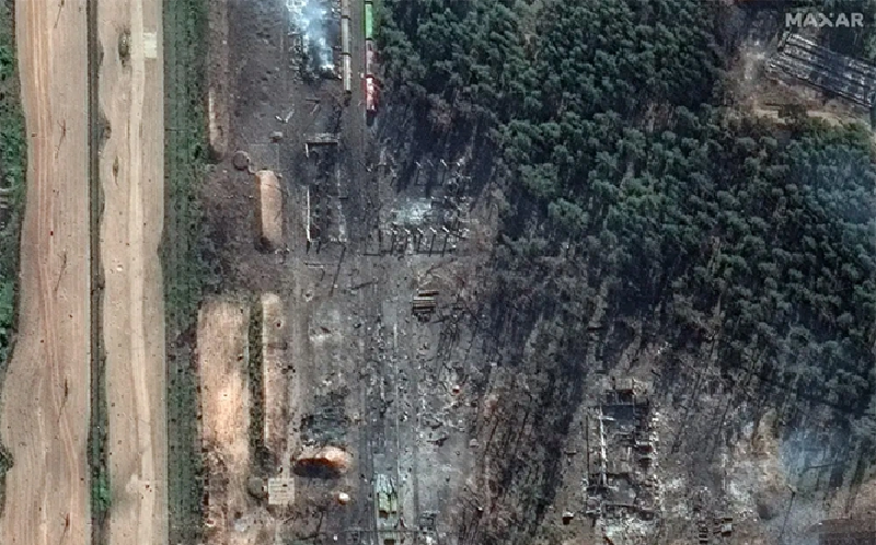 Ví dụ, sau vụ không kích nhà máy ở Shostka, Ukraine chỉ thừa nhận sự việc mà không đề cập mức độ thiệt hại. Nga tuyên bố đã phá hủy hoàn toàn hai nhà máy, nhưng không có xác nhận chính thức từ phía Ukraine. Mãi đến vài tháng sau, một số thông tin mới được hé lộ thông qua phỏng vấn binh sĩ ngoài tiền tuyến, phần nào cho thấy hiệu quả của các đòn tấn công này. Ảnh minh họa: Maxar