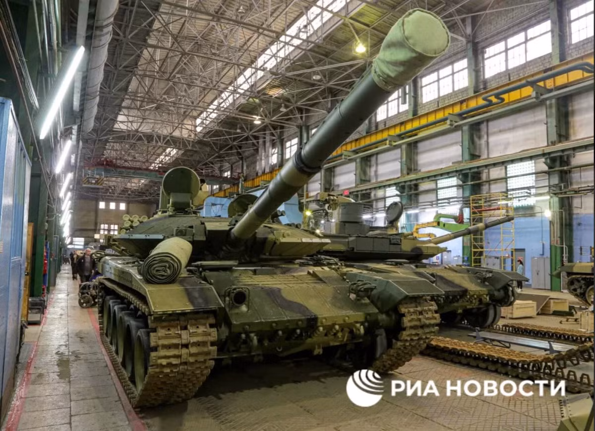 Với lời đề nghị từ UVZ, các quốc gia sở hữu xe tăng Liên Xô và Nga có cơ hội kéo dài tuổi thọ và nâng cao năng lực chiến đấu của khí tài, giúp duy trì sức mạnh quân sự trong bối cảnh an ninh toàn cầu đang biến đổi nhanh chóng. Nguồn ảnh: Wikipedia, RIA Novosti, mil.ru