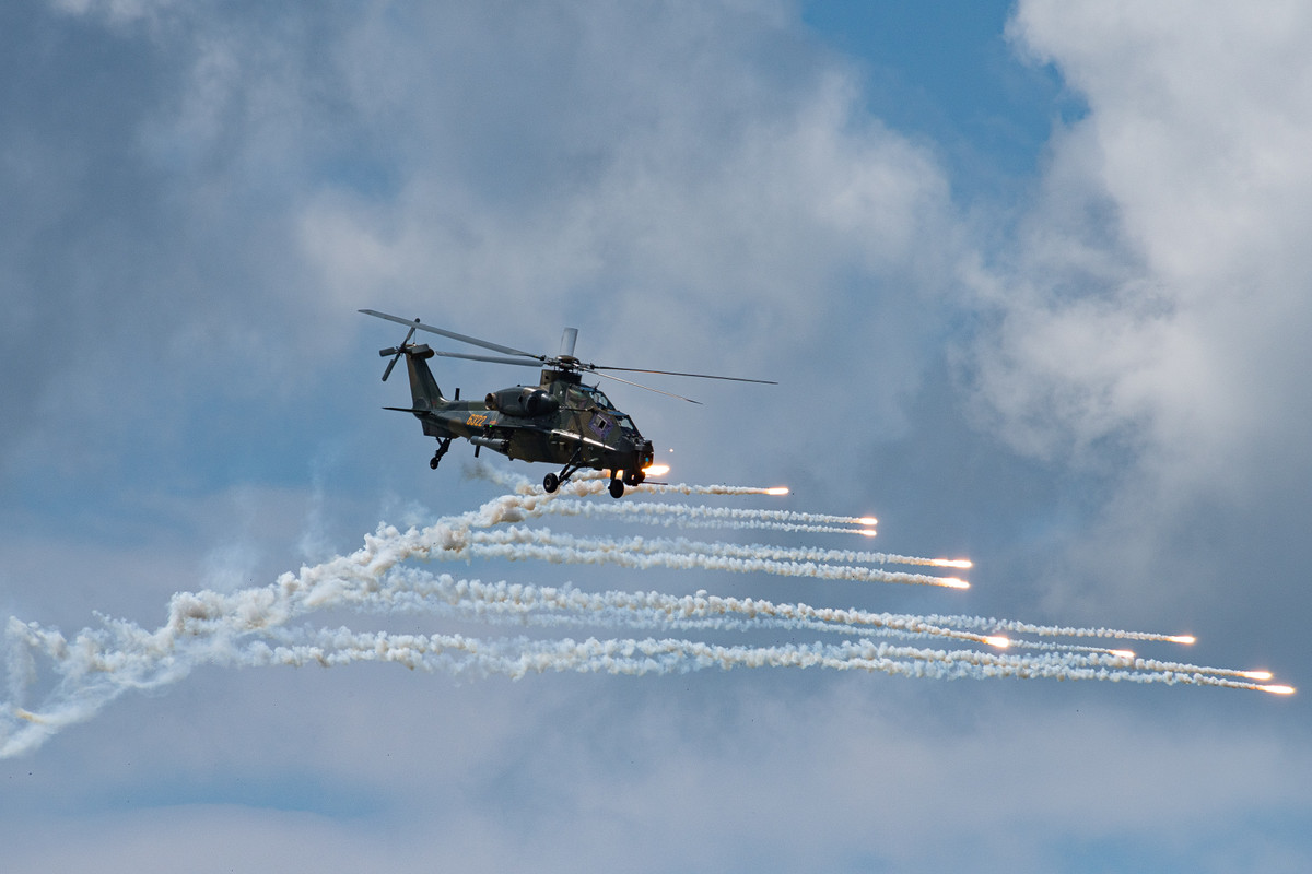 Sứ mệnh chính của Z-10 là chống tăng và bắn phá mặt đất. Tuy nhiên, Z-10 cũng có khả năng chiến đấu không đối không. Z-10 có vũ khí chính là một khẩu pháo 23x115mm hoặc 25x137mm. Ngoài ra Z-10 còn mang theo tên lửa HJ-10, một loại tên lửa cực kỳ nguy hiểm, có khả năng tấn công xe tăng và trực thăng đối phương.