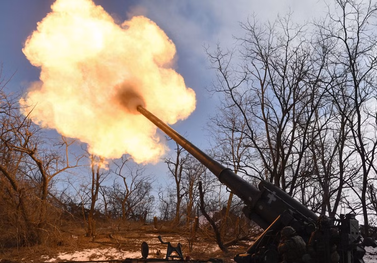 Việc tạm dừng cung cấp vũ khí của Mỹ sẽ tạo tiền đề cho lực lượng Nga tăng gấp đôi nỗ lực của mình, nhằm bào mòn kho tên lửa phòng không Patriot của Ukraine. Khi không còn được Washington tiếp tế, điều đó sẽ khiến cơ sở hạ tầng và các thành phố quan trọng của Ukraine bị đe dọa nghiêm trọng. Ảnh Politico