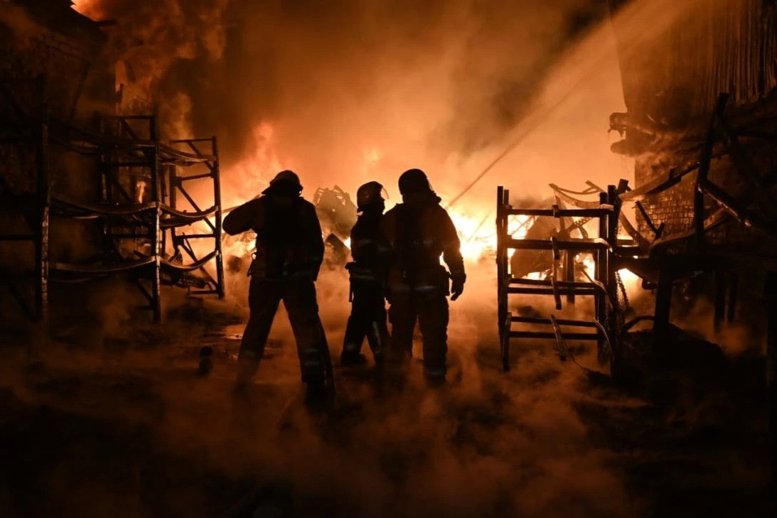 Ông Skibitsky nhấn mạnh, “Nga không thay đổi mục tiêu trong các cuộc tấn công bằng tên lửa và máy bay không người lái. Các mục tiêu chính vẫn là hệ thống chỉ huy và kiểm soát của quân đội Ukraine, hạ tầng hàng không, hạ tầng vận tải năng lượng và khí đốt, cũng như các doanh nghiệp công nghiệp quốc phòng”.