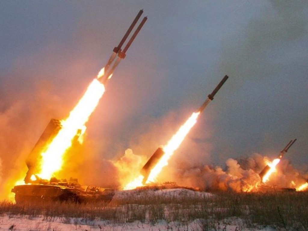 Trong khi đó, cơ quan tình báo này nghi ngờ rằng, ngoài việc lên kế hoạch tăng gấp đôi các cuộc tấn công vào Donetsk của Ukraine, các tướng lĩnh Nga còn đang cân nhắc mở các cuộc tấn công mới vào các khu vực Kherson và Zaporizhzhia.