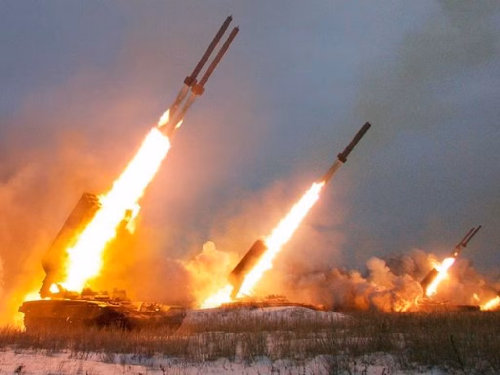 Trong khi đó, cơ quan tình báo này nghi ngờ rằng, ngoài việc lên kế hoạch tăng gấp đôi các cuộc tấn công vào Donetsk của Ukraine, các tướng lĩnh Nga còn đang cân nhắc mở các cuộc tấn công mới vào các khu vực Kherson và Zaporizhzhia.