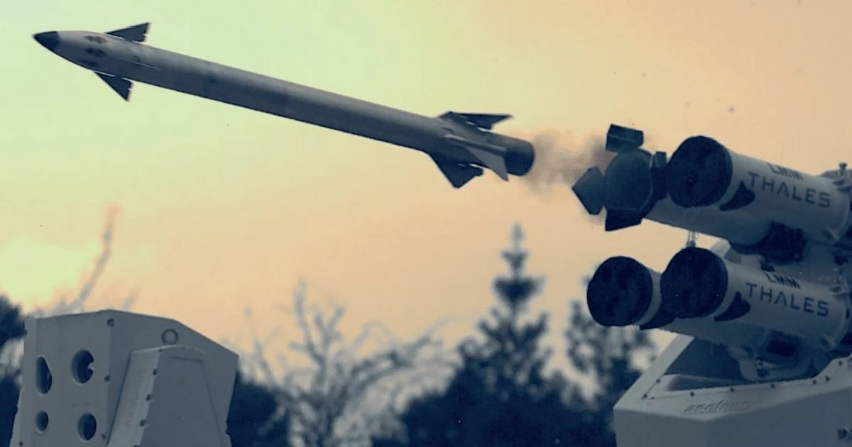 Anh cũng đã kí một thoả thuận với Kiev, theo đó Ukraine sẽ nhận được 5.000 tên lửa đa năng hạng nhẹ (LMM) và công nghệ sản xuất. Nhưng không rõ khi nào những tên lửa đó sẽ đến với số lượng lớn. Chúng có tầm bắn khoảng 8 km và không phải là sự thay thế cho Patriot.