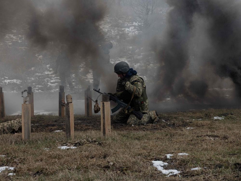 Tổng thống Mỹ Donald Trump đã quyết định ngừng viện trợ quân sự cho Kiev, nhằm ép Ukraine tham gia các cuộc đàm phán hòa bình với Nga. Điều này đã làm ảnh hưởng nghiêm trọng đến khả năng phòng thủ các thành phố trước tên lửa Nga, trong bối cảnh Ukraine vẫn đang phụ thuộc rất nhiều vào hệ thống Patriot do Washington cung cấp. Ảnh Politico