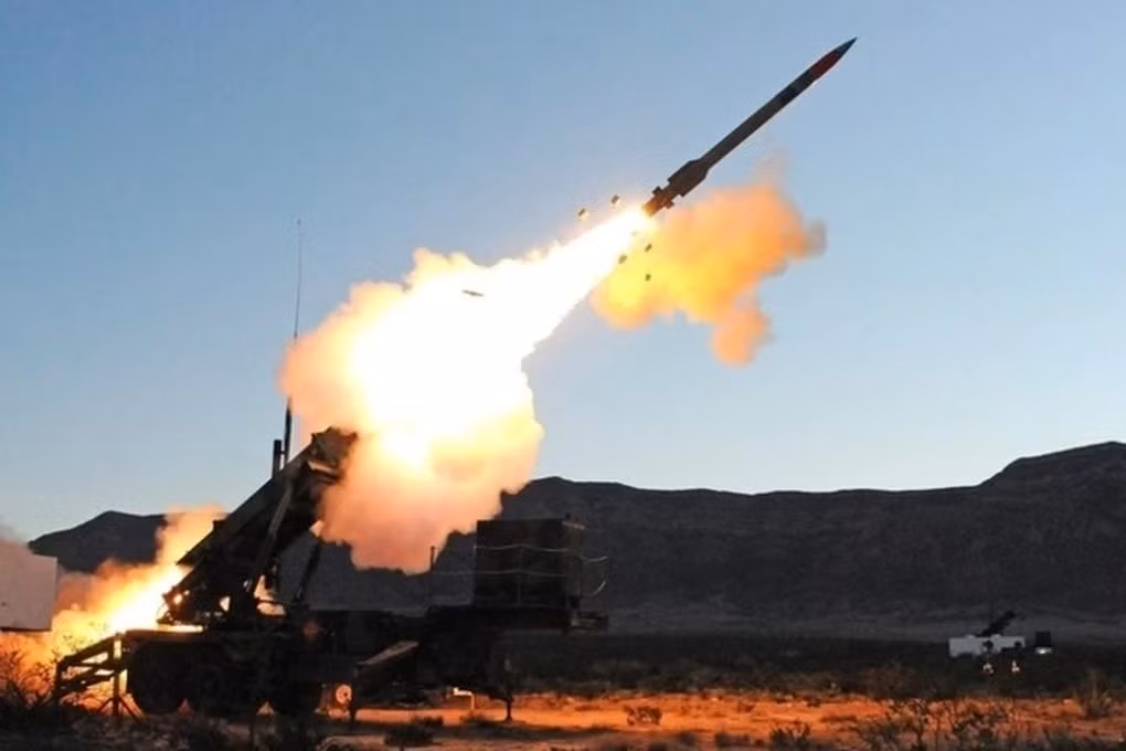 Ukraine được cho là có 6 khẩu đội tên lửa MIM-104 Patriot, được sử dụng để bảo vệ một số mục tiêu ưu tiên cao nhất trong nước. Patriot với tầm bắn khoảng 160 km, là một trong số ít hệ thống phòng không mà Ukraine vận hành có thể tấn công các mục tiêu ở xa và bắn hạ tên lửa đạn đạo của Nga như tên lửa siêu thanh Kh-47M2 Kinzhal. Ảnh Wikipedia