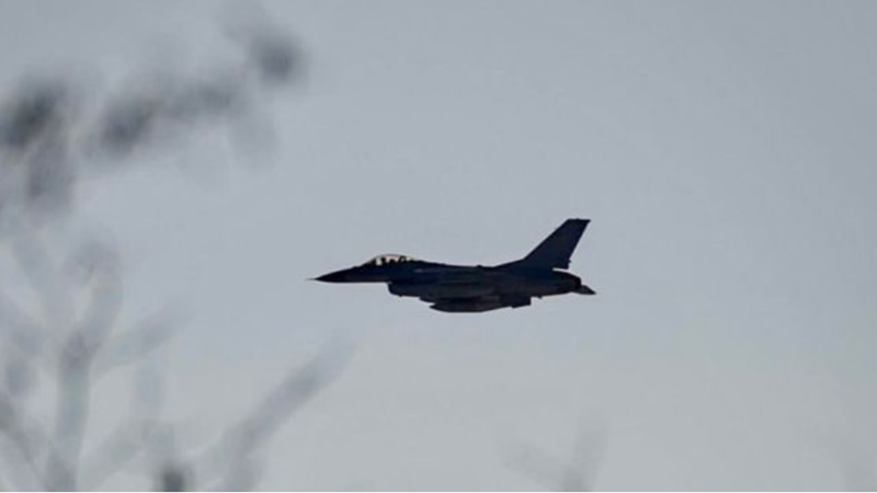 Một bức ảnh mới đã xuất hiện, chụp một máy bay chiến đấu F-16 Ukraine đang bay ở độ cao thấp trên một địa điểm không được tiết lộ ở Ukraine. Hình ảnh, được lan truyền rộng rãi trên các nền tảng truyền thông xã hội như X, cho thấy máy bay do Mỹ sản xuất đang hoạt động lướt qua bầu trời ngay phía trên ngọn cây. Ảnh: X