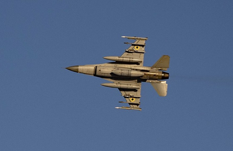 Một trường hợp khác, được ghi lại vào ngày 10/2/2025 bởi @new27brigade, cho thấy một chiếc F-16AM được trang bị bom lượn và tên lửa không đối không bay lướt sát mặt đất. Trước đó, vào ngày 31/7/2024, @Osinttechnical đã chia sẻ một bức ảnh về một chiếc F-16AM quay trở về sau nhiệm vụ tấn công trên bầu trời Lviv, cũng ở độ cao thấp. Ảnh: X