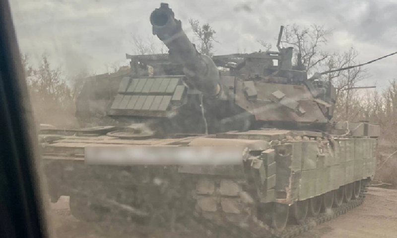 Sau khi thu giữ được lô vũ khí và trang bị này từ quân Ukraine, ngành công nghiệp quốc phòng Nga lập tức tiến hành nghiên cứu và bắt đầu thử nghiệm hiệu quả tấn công của xe tăng M1A1 và xe chiến đấu bộ binh M2A2 do Mỹ sản xuất. Quân đội Nga thậm chí còn sử dụng chính xe tăng T-72 của mình làm mục tiêu thử nghiệm. Ảnh: RusVena