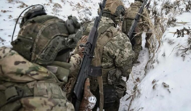 Do quân Nga kiểm soát toàn bộ các tuyến đường chính, lực lượng Ukraine buộc phải rút lui qua những đường mòn, không dám sử dụng quốc lộ, khiến họ buộc phải bỏ lại phương tiện nặng và trang thiết bị hậu cần. Việc để lại một lượng lớn vũ khí trong quá trình di tản khiến họ không thể phản kích khi bị quân Nga chặn lại, dẫn đến tổn thất nặng nề cho phần quân còn sót lại. Ảnh: Bộ Quốc phòng Ukraine