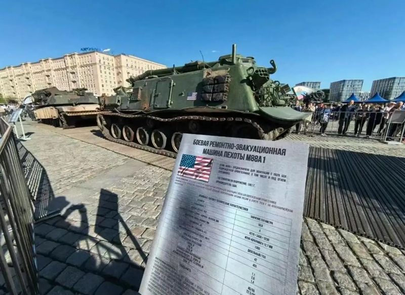 Để gây sức ép tâm lý với các quốc gia NATO do Mỹ đứng đầu, quân đội Nga đã sơn lại xe chiến đấu bộ binh M2A2 thu giữ được theo phong cách ngụy trang đặc trưng của quân đội Nga. Cùng với đó, xe tăng Leopard 2 cũng được đổi màu, và cả hai đã trở thành tâm điểm chú ý trong buổi tổng duyệt diễu binh mừng Ngày Chiến thắng tại Moscow. Ảnh: Sohu