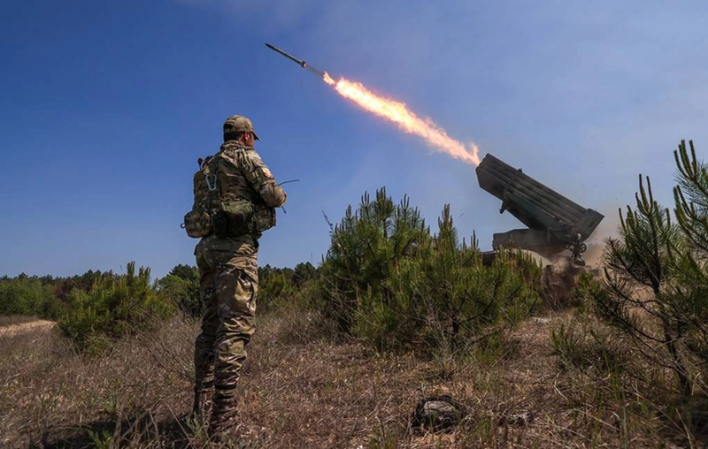 Đồng thời, quân Nga cũng tăng cường tấn công vào các trận địa phòng không của Ukraine tại Sumy. Các đơn vị Ukraine đang hoạt động trong lãnh thổ Kursk không còn được hỏa lực phòng không yểm trợ, và cuối cùng trở thành mục tiêu sống cho hỏa lực pháo binh Nga. Ảnh: TASS