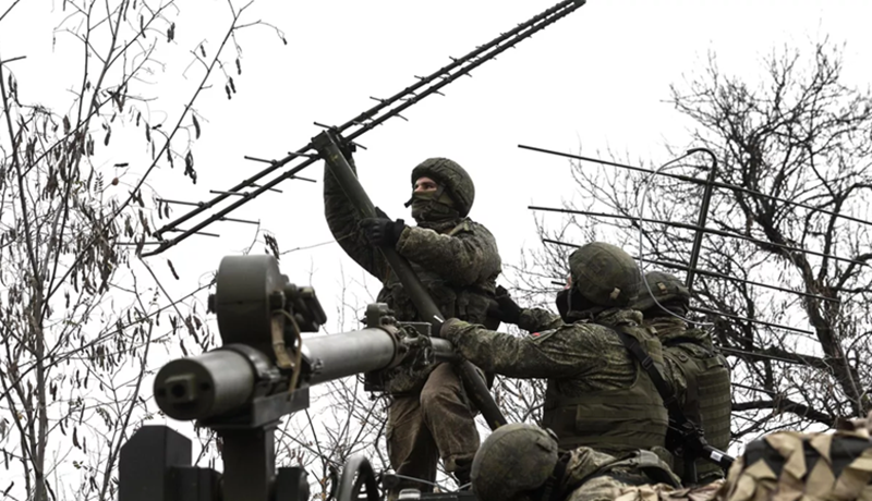 Quân đội Ukraine trước tiên triển khai các hệ thống chiến tranh điện tử, gây nhiễu máy bay không người lái của Nga, làm suy yếu khả năng phòng thủ trước các cuộc tấn công cơ giới hóa của Ukraine. Sau đó, các lực lượng cơ giới hóa của Ukraine phát động chiến thuật đánh nhanh, tiến thẳng vào các vị trí của quân Nga. Ảnh: RN.