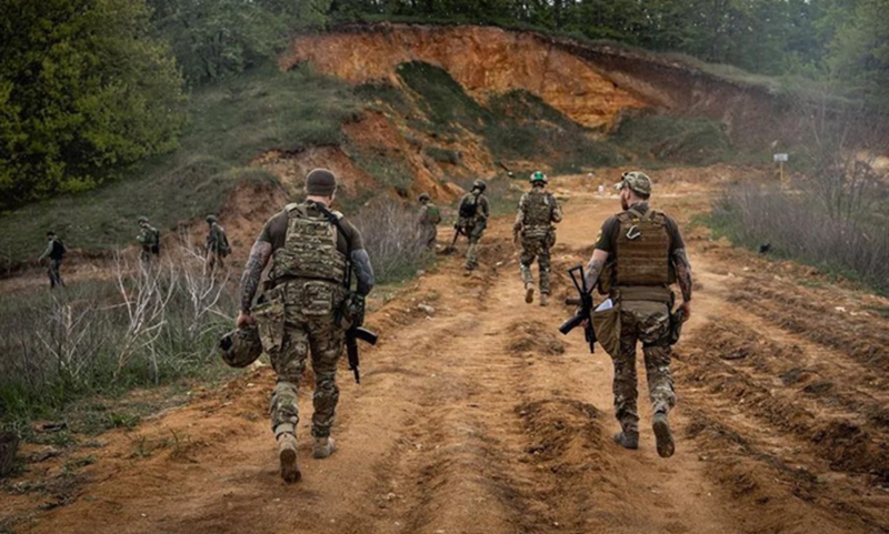 Tuy nhiên, nhiều nhà báo quân sự Nga cho rằng, với quy mô của cuộc phản công, lực lượng chủ lực của Quân đội Ukraine chưa tham chiến. Mash đưa tin rằng tổng số quân tham gia cuộc phản công của Ukraine chỉ khoảng 2.000 người, và họ nghi ngờ rằng cuộc phản công này có thể chỉ là một cuộc trinh sát bằng vũ lực hoặc một đợt tấn công giả. Ảnh: Forcus.ua.