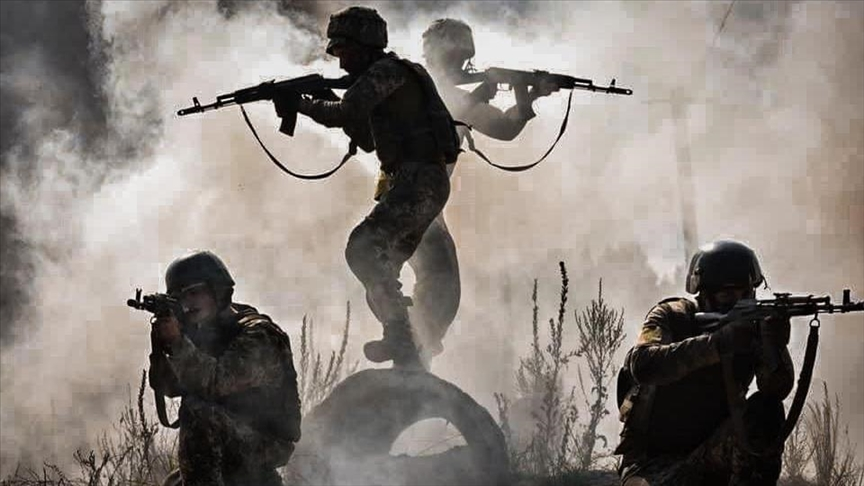 Ngày đầu tiên của cuộc tấn công luôn là quan trọng nhất, vì thông thường kết quả đạt được trong ngày đầu sẽ đặt nền tảng cho các đợt tấn công tiếp theo. Do đó, trong ngày đầu tiên của cuộc phản công, quân Ukraine đã đưa ra chiến thuật tấn công tổng lực rất hiệu quả, đó là kết hợp tác chiến điện tử và các lực lượng tấn công tầm xa với các lực lượng trên bộ. Ảnh: Anadolu Agency.