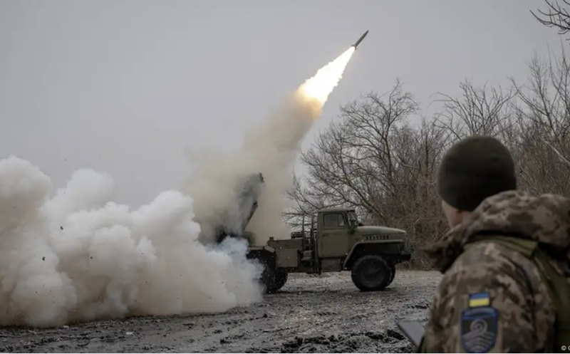 Đồng thời, lực lượng tấn công tầm xa của Ukraine phóng tên lửa tấn công vào các khu vực sâu trong lòng địch, phá hủy trận địa pháo binh của Nga và ngăn chặn lực lượng tiếp viện của Nga. Cuối cùng, Ukraine khởi động một chiến dịch tuyên truyền mạnh mẽ, tuyên bố với thế giới rằng “vừa rồi họ đã phát động cuộc phản công lớn tại Kursk”. Ảnh: Anadolu Agency.