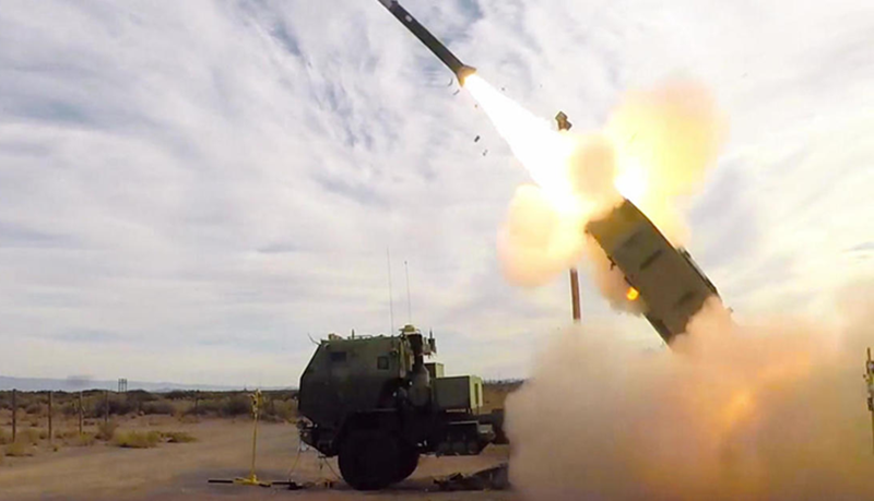 Cùng lúc đó, Quân đội Ukraine đã sử dụng hệ thống pháo phản lực HIMARS để tấn công khu vực gần làng Bolshoye Soldatskoye và một số địa điểm không xác định khác, với mục tiêu phá hủy pháo binh Nga và cản trở sự hỗ trợ từ lực lượng dự bị của Nga. Tuy nhiên, Quân đội Nga đã đánh chặn được 3 quả tên lửa. Ảnh: IT.