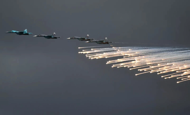 Khi tình hình leo thang, Quân đội Nga nhận ra điều bất thường, và lực lượng không quân Nga đã khẩn cấp xuất kích để hỗ trợ bảo vệ các đơn vị mặt đất, mạnh mẽ áp chế cuộc tấn công cơ giới hóa của Quân đội Ukraine. Ảnh: Sputnik.