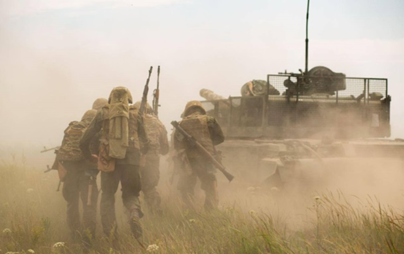 200 binh sĩ cảm tử Ukraine, dưới sự che phủ của màn đêm, đã vượt qua bãi mìn, mở cuộc tập kích bất ngờ vào lãnh thổ Nga theo chiến thuật “vây Ngụy cứu Triệu” mà họ kỳ vọng sẽ giải vây mặt trận Kursk - Sumy. Ảnh: Bộ Quốc phòng Ukraine