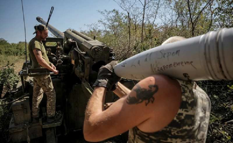 Mỗi binh sĩ Ukraine chỉ có thể mang theo số lượng nhỏ tư trang, đạn dược trong khi đó nhiệm vụ tác chiến ở Belgorod là không xác định về mặt thời gian. Trong khi đó, pháo binh Nga có thể tiêu thụ tới 3.000 quả đạn 152mm mỗi ngày, tạo ra hỏa lực áp đảo khiến Ukraine không thể chống đỡ. Ảnh: Reuters