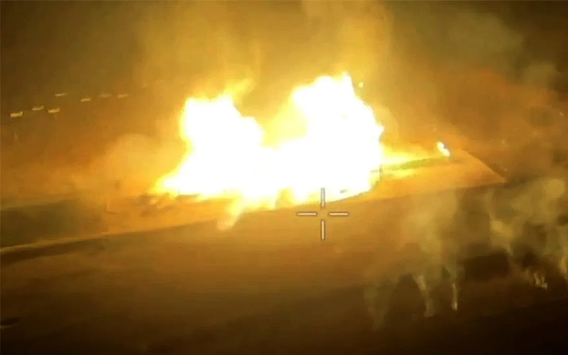 Rạng sáng 19/3, bầu trời tại Belgorod bừng lên ánh lửa từ những vụ nổ của xe quét mìn UR-77. Cảnh tượng giống như một màn pháo hoa rực rỡ, nhưng ẩn chứa bên trong là sự chết chóc. Ảnh minh họa: Moscow Times