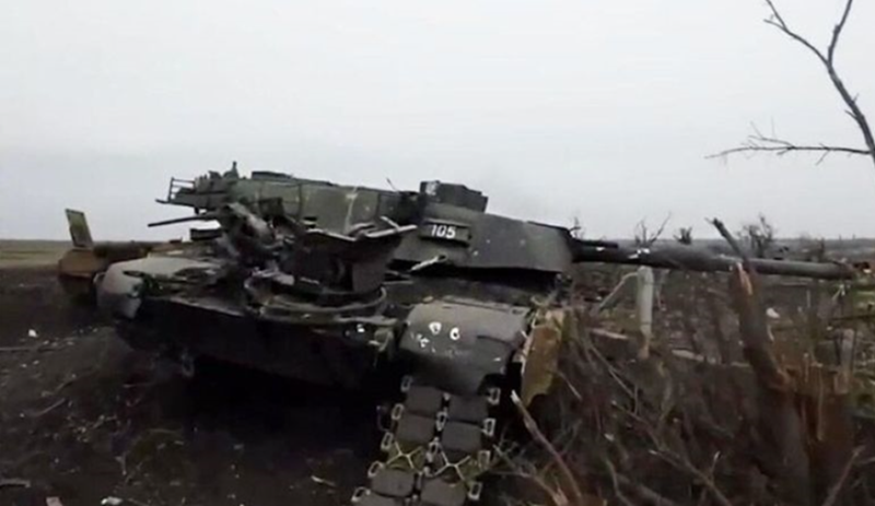 Xe quét mìn UR-77 – cỗ máy khổng lồ trị giá 18 triệu USD, vốn được Ukraine kỳ vọng là mũi dao xuyên thủng phòng tuyến Nga – lại trở thành minh chứng cho sự thất bại nặng nề. Chỉ sau 27 phút, hành lang rộng trăm mét đã bị UAV tấn công-trinh sát của Nga phát hiện, biến thành cái bẫy chết chóc đối với binh sĩ Ukraine. Ảnh: Top War