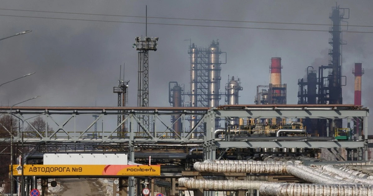 Nhà máy lọc dầu Ryazan là một trong 4 nhà máy lọc dầu lớn nhất của Nga. Với công suất hàng năm là 17,1 triệu tấn, nhà máy này sản xuất nhiên liệu diesel và nhiên liệu hàng không được sử dụng cho máy bay chiến lược tầm xa của Nga. Ảnh Wikipedia