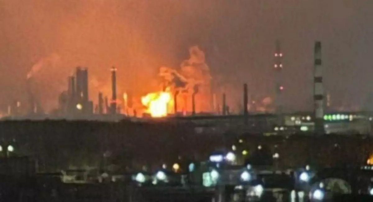 Theo báo cáo chính thức của Bộ Tổng tham mưu Ukraine, vào đêm ngày 24/2/2025, lực lượng Ukraine đã thực hiện một cuộc tấn công bằng máy bay không người lái vào Nhà máy lọc dầu Ryazan ở vùng Ryazan, nơi có nhiệm vụ hỗ trợ hậu cần cho Quân đội Nga. Ảnh Defense Express