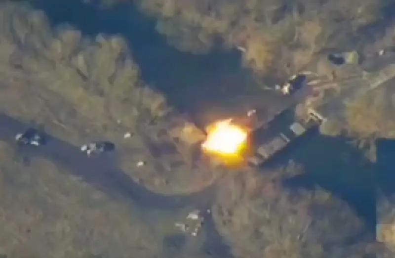 Viện Nghiên cứu Chiến tranh (ISW) cũng trích dẫn các báo cáo cho biết các đơn vị thuộc Trung đoàn bộ binh cơ giới độc lập số 177 của Thủy quân lục chiến Nga đã phá hủy cây cầu bắc qua sông Psel, nối Miropolye ở tỉnh Sumy với Gornal ở tỉnh Kursk. Theo ISW, đây cũng là một động thái nhằm cản trở hậu cần của lực lượng Ukraine, ngăn họ điều động nhân sự và vũ khí hạng nặng. Ảnh: Top War