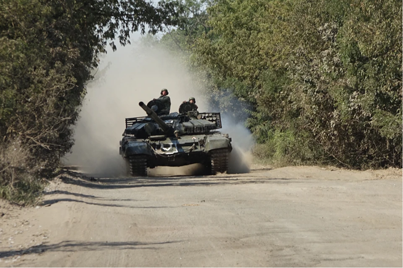 Lực lượng Nga đã phá hủy một cây cầu trên tuyến đường R-200, nối giữa Sumy và Sudzha. Hành động này nhằm gây khó khăn cho các cuộc cơ động của quân đội Ukraine trong trường hợp họ cố gắng rút lui. Đồng thời, việc cắt đứt tuyến đường này cũng hỗ trợ các nỗ lực chiến thuật nhằm bao vây phần lãnh thổ nhô ra của Ukraine từ phía nam. Ảnh: Kp.ru