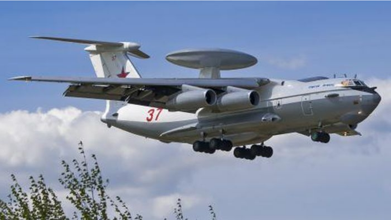 Các máy bay Su-34 thường bay sát mặt đất để tránh bị phát hiện, sau đó bất ngờ tấn công các mục tiêu của Ukraine. Tuy nhiên, khả năng radar của Su-34 ở độ cao thấp bị hạn chế, nên chúng phụ thuộc vào A-50 để định vị mục tiêu. Chính theo cách này, vào ngày 27/2, Nga đã sử dụng bom FAB-1500 để phá hủy cây cầu qua sông Oskol gần Kupyansk. (Nguồn ảnh: Bộ Quốc phòng Nga, Reuters, X)