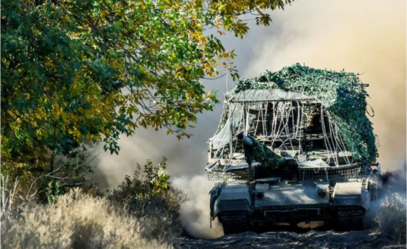 Trong khi quân Ukraine nỗ lực củng cố tuyến phòng thủ, quân Nga lại đang triển khai chiến thuật bao vây. Họ tiến hành "dọn sạch" có hệ thống khu vực ngoại vi của Gornal và từng bước siết chặt vòng vây. Một số nhóm xung kích của Ukraine đã bị tiêu diệt trong quá trình này, dù Kyiv vẫn cố gắng đưa quân tiếp viện đến khu vực tu viện. Ảnh: TASS