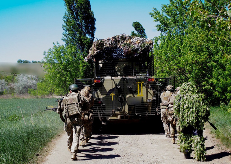 Trong hai đêm 7 và 8/2, quân đội Ukraine liên tục vận chuyển binh sĩ và trang thiết bị từ làng Yunakivka, tỉnh Sumy, đến thành phố Sudzha, Kursk, sau đó tiếp tục đưa đến mặt trận phía đông nam. Mục tiêu của Ukraine rất rõ ràng: bằng mọi giá củng cố các vị trí tại Cherkasskaya Konopelka và Fanaseevka, sau đó tập hợp đủ binh lực để tiếp tục tấn công, mở rộng phạm vi kiểm soát. Ảnh: News.ru