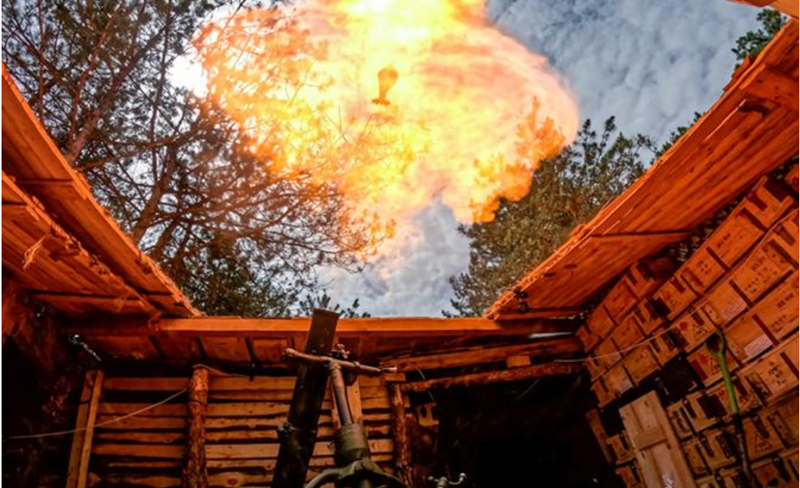 Trước tình hình đó, quân Ukraine đã thiết lập một tuyến hậu cần mới. Xuất phát từ Makhnovka, họ vận chuyển quân và tiếp tế qua rừng Babino, rồi tiếp tục sử dụng những con đường nhỏ trong rừng và cánh đồng để tiến vào Fanaseevka, đồng thời sơ tán thương binh theo hướng này. Ảnh: TASS