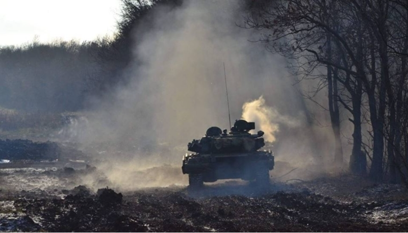 Lực lượng Ukraine tấn công từ phía bắc đã đột phá qua đường Druzhby chiếm giữ một tòa nhà lớn và đang tiến sâu hơn vào khu vực có một trường mẫu giáo. Trong khi đó, mũi tấn công từ phía tây bị quân Nga kháng cự quyết liệt, với xác binh sĩ Ukraine và xe quân sự cháy rụi nằm rải rác trên cánh đồng. Ảnh: overclockers.ru