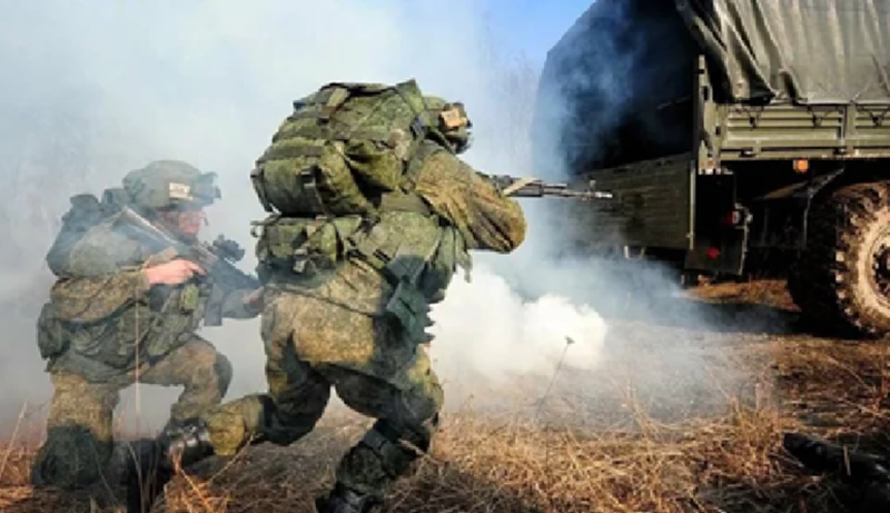 Ở hướng Kurakhove, Nga đã triển khai lực lượng UAV của Lữ đoàn Đặc nhiệm số 14 để tấn công dữ dội vào Kostyantynopil. Cuộc tấn công của Nga tại khu vực này đã kéo dài hơn nửa tháng, nhưng chiến tuyến hầu như không có thay đổi đáng kể. Quân đội Ukraine liên tục điều động thêm binh lực và tiến hành các đợt phản công không ngừng để làm chậm và vô hiệu hóa đà tiến công của Nga. Ảnh: Bộ Quốc phòng Nga