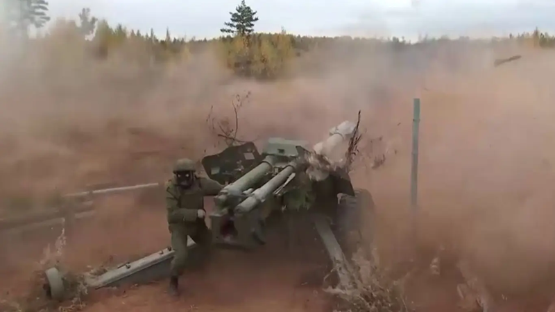 Nói cách khác, trận chiến khép lại ở Kursk đã trở thành trận chiến bảo vệ Sumy. Thực tế, kể từ khi thị trấn Sudzha được Nga giải phóng, quân đội Ukraine đã buộc phải bước vào cuộc chiến bảo vệ tỉnh Sumy ở bên kia biên giới. Hiện tại, cả hai bên đều đang chạy đua: quân Nga muốn nhanh chónggiải phóng hoàn toàn Kursk để tiến vào Sumy, trong khi Ukraine cố gắng cầm chân đối phương tại Kursk để có thêm thời gian củng cố tuyến phòng thủ Sumy. Ảnh: Top War