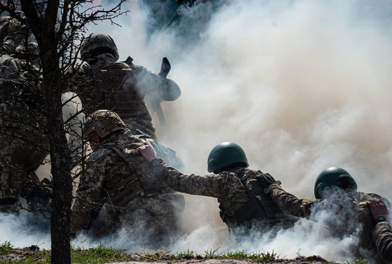 Đáng chú ý, ông Putin tuyên bố “đồng ý” với thỏa thuận ngừng bắn 30 ngày giữa Mỹ và Ukraine nhưng nhấn mạnh rằng vẫn còn một số khác biệt cần giải quyết. Cụ thể, việc ngừng bắn có thể diễn ra, nhưng phải dựa trên cơ sở ngừng bắn vĩnh viễn và quân Ukraine không được tranh thủ khoảng thời gian này để bổ sung binh lực và trang thiết bị. Nói thẳng ra, Nga không cần một “Thỏa thuận Minsk” thứ ba. Ảnh: Bộ Quốc phòng Ukraine