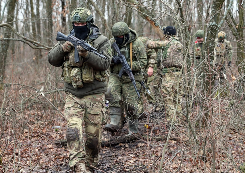 Trong trận chiến này, quân đội Nga tập trung vào việc cắt đứt phòng tuyến của đối phương và tấn công vào các điểm yếu của đối thủ. Rõ ràng, mục tiêu của họ là tối thiểu hóa tổn thất, đồng thời tăng cường khả năng gây thiệt hại nghiêm trọng cho quân đội Ukraine. Ảnh: TASS