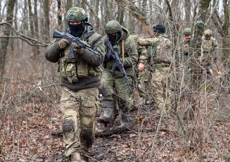 Trong trận chiến này, quân đội Nga tập trung vào việc cắt đứt phòng tuyến của đối phương và tấn công vào các điểm yếu của đối thủ. Rõ ràng, mục tiêu của họ là tối thiểu hóa tổn thất, đồng thời tăng cường khả năng gây thiệt hại nghiêm trọng cho quân đội Ukraine. Ảnh: TASS