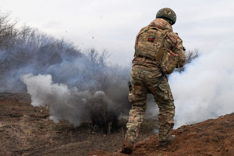 Theo chuyên gia quân sự Alexei Leonkov của tạp chí Arsenal of Fatherland, chiến thắng của quân đội Nga tại Shevchenko là minh chứng rõ ràng cho hiệu quả vượt trội của chiến thuật này. Bằng cách phối hợp tác chiến giữa máy bay không người lái và trực thăng, Nga đã thành công trong việc gây nhiễu và phá hoại mạng lưới liên lạc Starlink của Ukraine. Ảnh: TASS