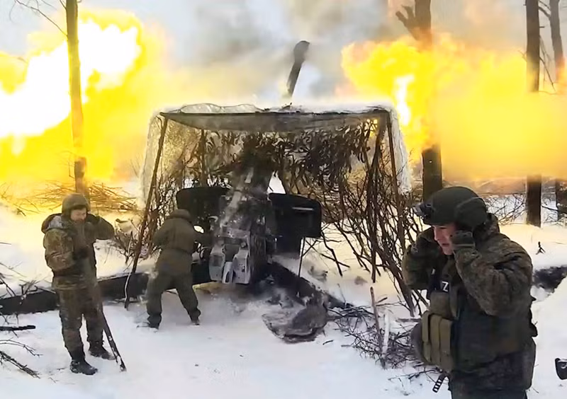 Với chiến thuật này, quân đội Nga cũng đã sử dụng vũ khí chính xác cao để tiến hành hàng chục cuộc tấn công tập trung vào các cơ sở quan trọng của Ukraine, làm suy yếu nghiêm trọng khả năng hậu cần của đối phương. Tất cả những yếu tố này đã khiến Ukraine gặp khó khăn trong việc tổ chức các cuộc kháng cự hiệu quả tại nhiều khu vực chiến sự. Ảnh: Bộ Quốc phòng Nga