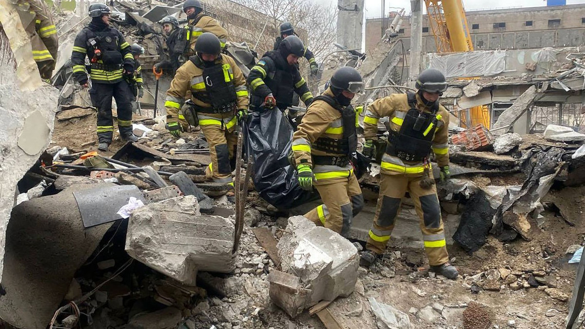 Bên cạnh đó, thị trưởng Kryvyi Rih, Oleksandr Vilkul cho biết trong một bài đăng trên Telegram rằng: ngoài khách sạn trên, cuộc không kích của Nga vào đêm ngày 05/3/2025 còn phá hủy 14 tòa nhà dân cư, hai trường học, hai trường mẫu giáo, một bưu điện và các địa điểm kinh doanh.