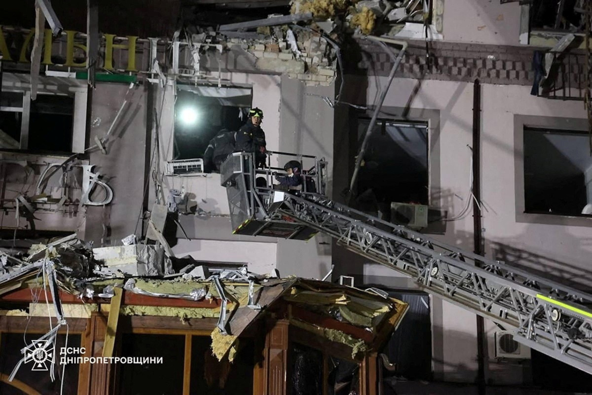 Chỉ một ngày sau khi Mỹ ngừng chia sẻ mọi thông tin tình báo với Ukraine, Quân đội Nga đã tổ chức một cuộc tấn công vào Kryvyi Rih - quê hương của Tổng thống Zelensky bằng tên lửa đạn đạo. Cuộc tấn công đã khiến ít nhất 4 người thiệt mạng và hơn 30 người khác bị thương. Ảnh Politico